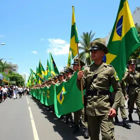 Independência do Brasil: Desfile Cívico reúne estudantes e militares em Aracaju